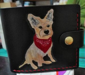 Portfel klasyczny w kolorze czarnym z tłoczonym i malowanym psem