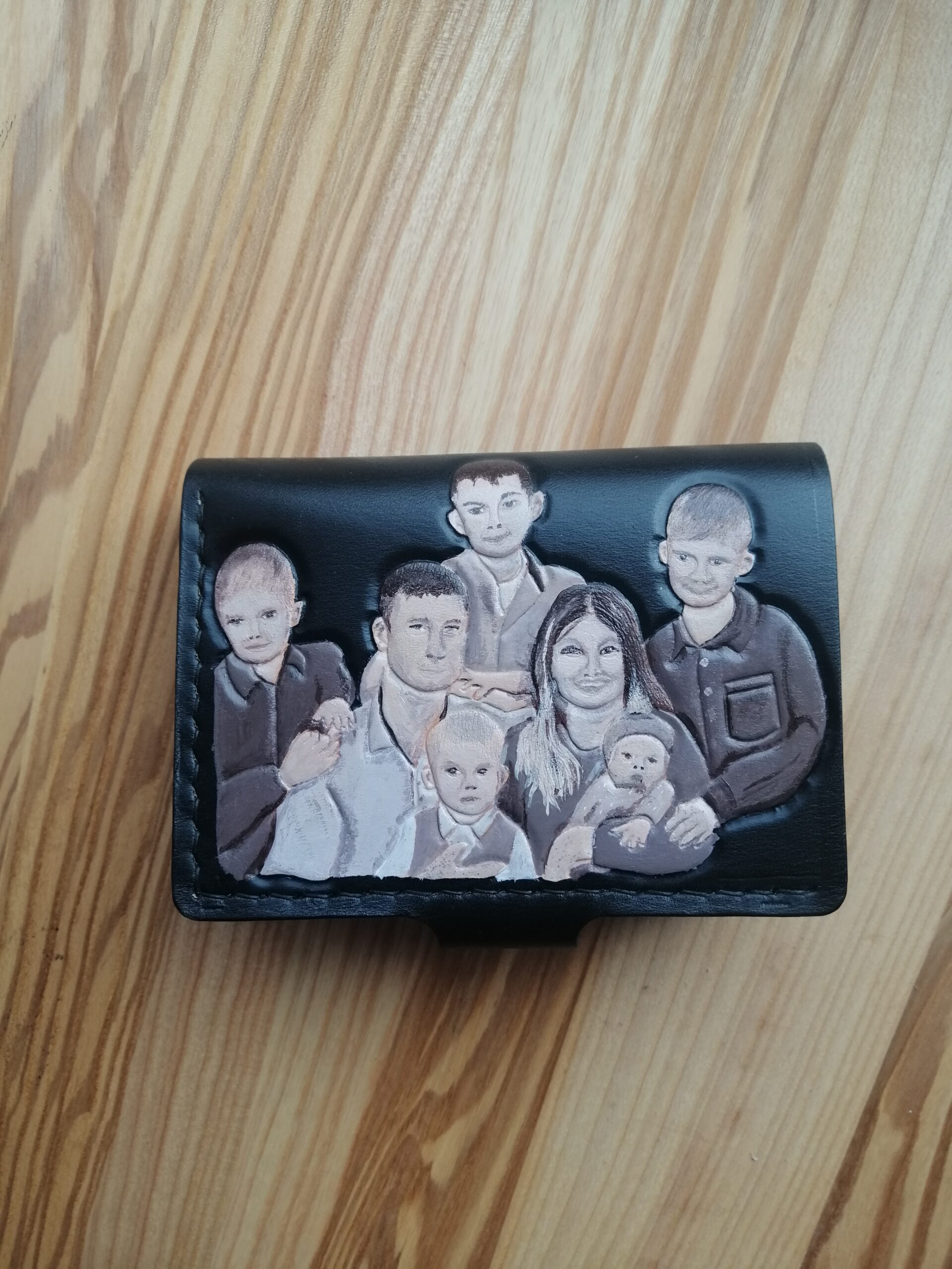 portfel z tłoczonym i malowanym w odcieniach sepii fotografii rodzinnej