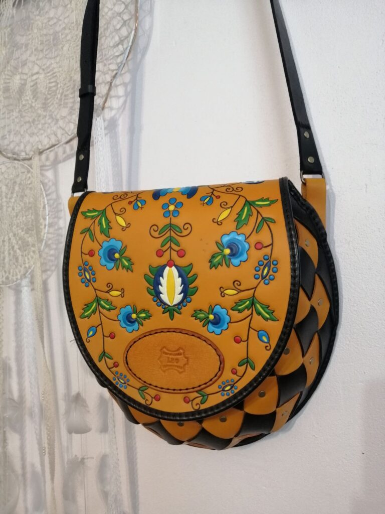 Kaszubska Ona - torebka listonoszka z wzorem tłoczonym i malowanym inspirowanym haftem kaszubskim- cała