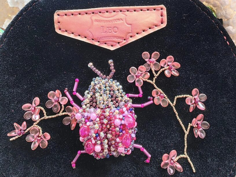 Żuczek szczegóły haftu koralikowego na przodzie torebki
