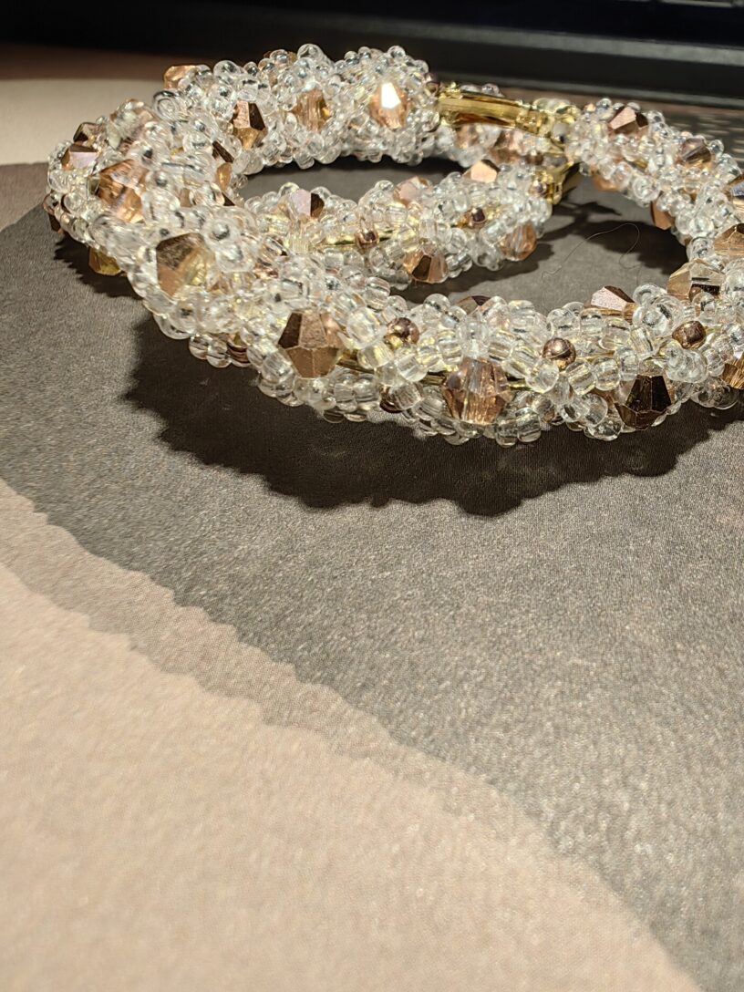 kolczyki koła z kryształkami - wykonane z drobnych koralików i kryształków w kolorze różowego złota