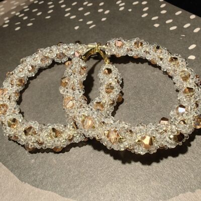 kolczyki koła z kryształkami - wykonane z drobnych koralików i kryształków w kolorze różowego złota